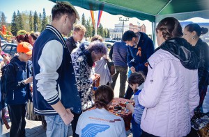 Волонтеры раздают Георгиевские ленточки на центральной площади Горно-Алтайска